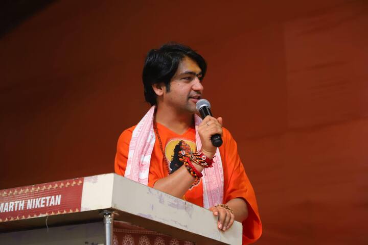 पंडित धीरेंद्र शास्त्री ने कहा कि जब ये (महाकुंभ हादसा) हृदय विदारक घटना हुई तब हमारे अखाड़ा परिषद के अध्यक्ष ने ये तुरंत फैसला किया कि पहले देश स्नान करेगा फिर साधु स्नान करेंगे. पूरे अखाड़ा परिषद को बैठाकर ये कहा कि पहले भक्तों को स्नान करने दो फिर संत स्नान करेंगे.