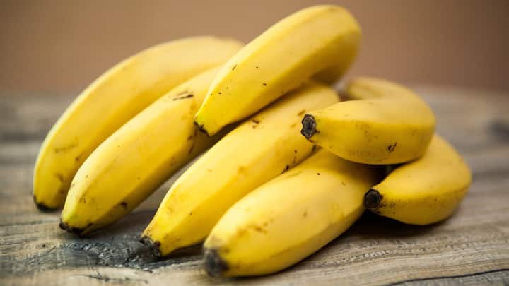 5. Banana: Bananas produce serotonin and dopamine which help uplift and boost mood. It has natural sugars in them which provide a steady energy supply and prevent mood swings. (Image Source: Canva)