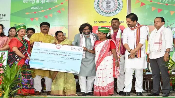 इन पात्रताओं को पूरा करने वाली महिलाओं को ही योजना में लाभ मिलता है. लेकिन हाल ही में इसमें धांधली की खबर भी आई है. दरअसल योजना में कई महिलाओं के नाम से कई डुप्लीकेट आवेदन किए जा रहे हैं. योजना में लाभ लेने के लिए एक बैंक खाते से 94 बार आवेदन किया गया है.