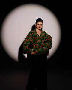 Prajakta Mali : तरुणांची क्रश असलेल्या प्राजक्ता माळीचा हटके लूक; पाहा रफल साडीतले फोटो!