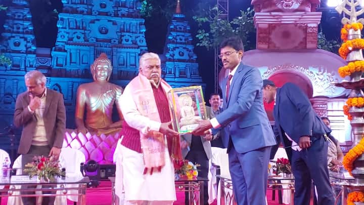 महोत्सव में ग्राम श्री मेला, पंचायत दर्शन, महिला महोत्सव, फूड स्टॉल, विभागीय कार्यों का स्टाल बुद्ध पर आधारित फिल्म फेस्टिवल और आर्ट फेस्टिवल सहित विभागीय कार्यों की जानकारी को लेकर स्टॉल लगाए गए हैं. तीन दिवसीय इंटरनेशनल बौद्ध महोत्सव में बॉलीवुड प्लेबैक सिंगर सहित 6 अन्य देशों से 150 विदेशी कलाकार अपनी प्रस्तुति देंगे.