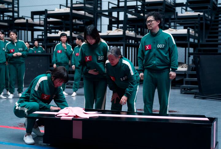 बता दें कि ह्वांग डोंग-ह्युक द्वारा निर्देशित स्क्विड गेम का मच अवेटेड सीज़न 3 उम्मीद से जल्दी नेटफ्लिक्स पर स्ट्रीम होने जा रहा है.  एक नया पोस्टर जारी करते हुए, ओटीटी प्लेटफॉर्म ने ऐलान किया है कि साउथ कोरियाई डायस्टोपियन सर्वाइवल शो जून से स्ट्रीम होगा.