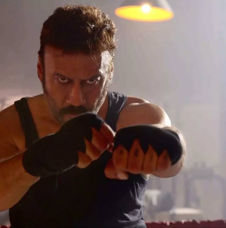जैकी की पढ़ाई का खर्च निकालने के लिए उनकी मां ने लोगों के घरों में बर्तन धोने का काम किया. लेकिन 10वीं के बाद जैकी ने पढ़ाई छोड़ने का फैसला कर लिया था. साथ ही पोस्टर चिपकाने, थिएटर के बाहर मूंगफली बेचने जैसे काम के जरिए परिवार को सपोर्ट करना शुरू कर दिया.