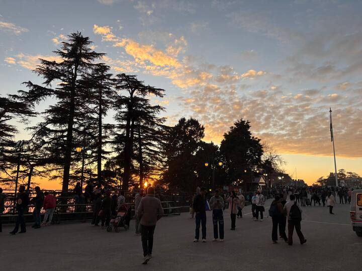 इन दिनों प्रदेश में साफ मौसम के चलते दोपहर के तापमान सामान्य से 5 से 6 डिग्री ऊपर देखने को मिल रहे हैं. हालांकि प्रदेश में न्यूनतम तापमान सामान्य चल रहे हैं.