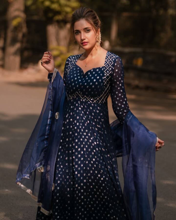 या मालिकेतून ती हिंदी मालिकाविश्वातही सक्रिय झाली होती.