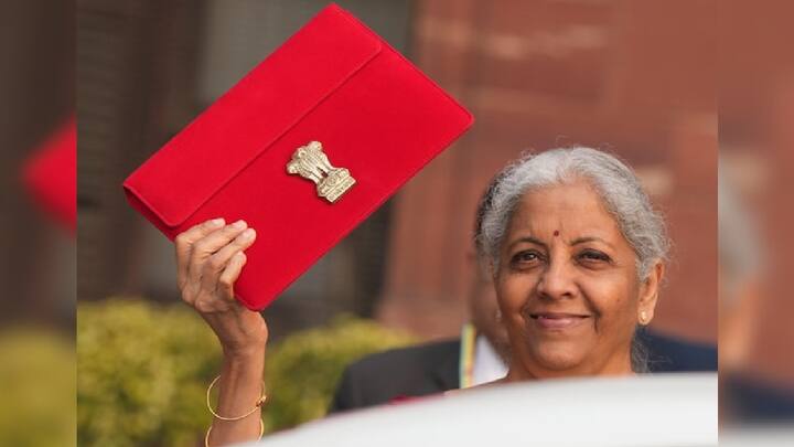 केंद्रीय अर्थमंत्री निर्मला सितारमण यांनी आज देशाचा अर्थसंकल्प 2025 संसदेत सादर केला. या अर्थसंकल्पातून भारतीय रेल्वेसाठी 2025-26  या वर्षात तब्बल 2 लाख 52 हजार 200 कोटी रुपयांची भरीव तरतूद करण्यात आली आहे.