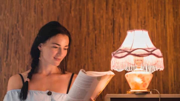 ছাত্রজীবন থেকেই টেবিল ল্যাম্পের নীচে পড়ার অভ্যাস আমাদের অনেকের। কিন্তু টেবিল ল্যাম্পের নীচে পড়াশোনা করা আদৌ ভাল না খারাপ?