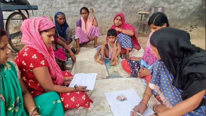 बता दें योजना में आवेदन करने के लिए महिलाओं को पहले किसी स्वयं सहायता समूह से जुड़ना होगा इसके बाद महिलाओं को अपने क्षेत्रीय स्वयं सहायता समूह के दफ्तर जाकर अपना बिजनेस प्लान और जरूरी दस्तावेज जमा करने होंगे.