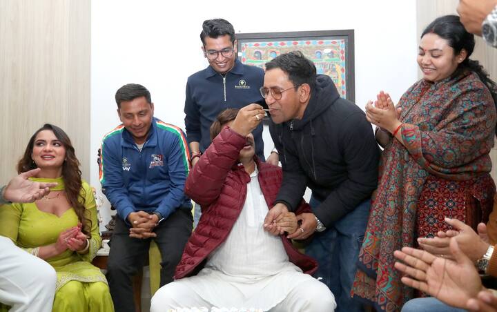 अपने जन्मदिन के मौके पर मनोज तिवारी ने सभी उपस्थित लोगों और शुभचिंतकों के प्रति आभार जताते हुए कहा कि