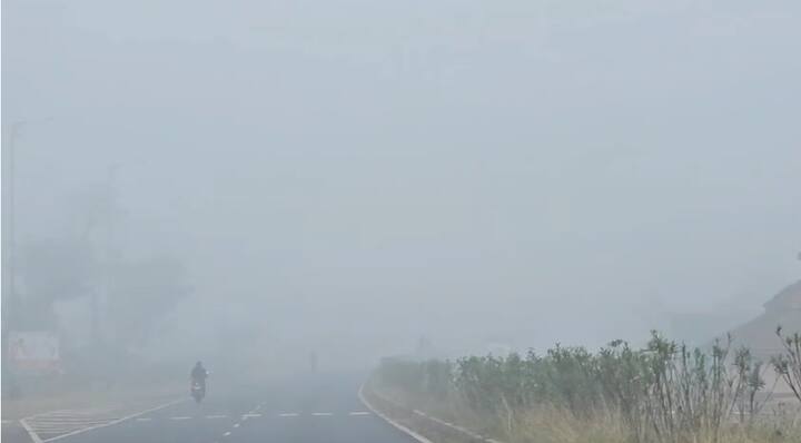 . धुक्यामुळे हवेतील दृश्य मानता कमी झाल्याने काही फूट अंतरावरील दिसत नसल्याने महामार्गावरील वाहन चालकांना आपली वाहने सावकाश हाकावी लागत आहेत.