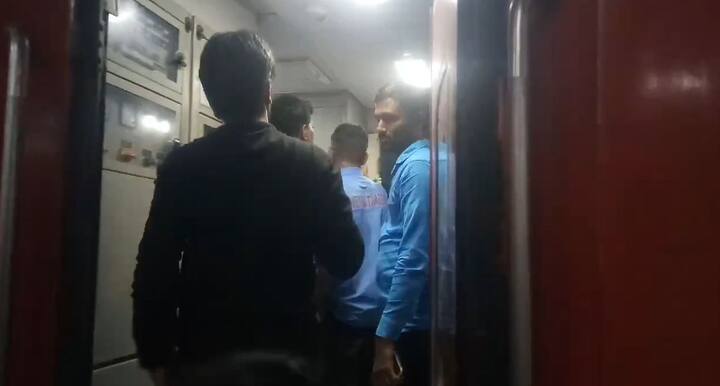 विशेष म्हणजे दुरांतो एक्सप्रेसला अकोला रेल्वे स्थानकावर थांबा नाहीये. अमरावतील बडनेरा रेल्वे स्थानकांनंतर थेट भुसावळ रेल्वे स्थानकावर दुरांतो एक्सप्रेसला थांबा आहे.