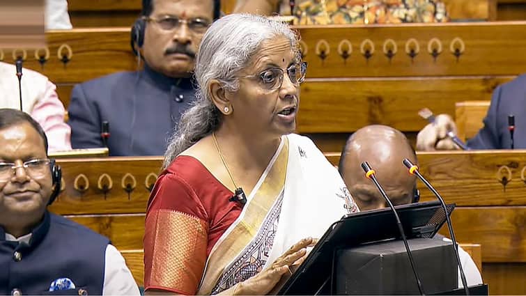 income tax budget 2025 12 lakh not only 15 and 20 lakh rupees income people will also get huge benefits  Income Tax Slab: માત્ર 12 નહીં 15, 20 અને 25 લાખ કમાનારને પણ ઈનકમ ટેક્સમાં બમ્પર ફાયદો, સમજો ગણિત  