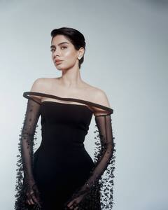 Khushi Kapoor Casts A Spell In Her Off-Shoulder Black Dress, PICS