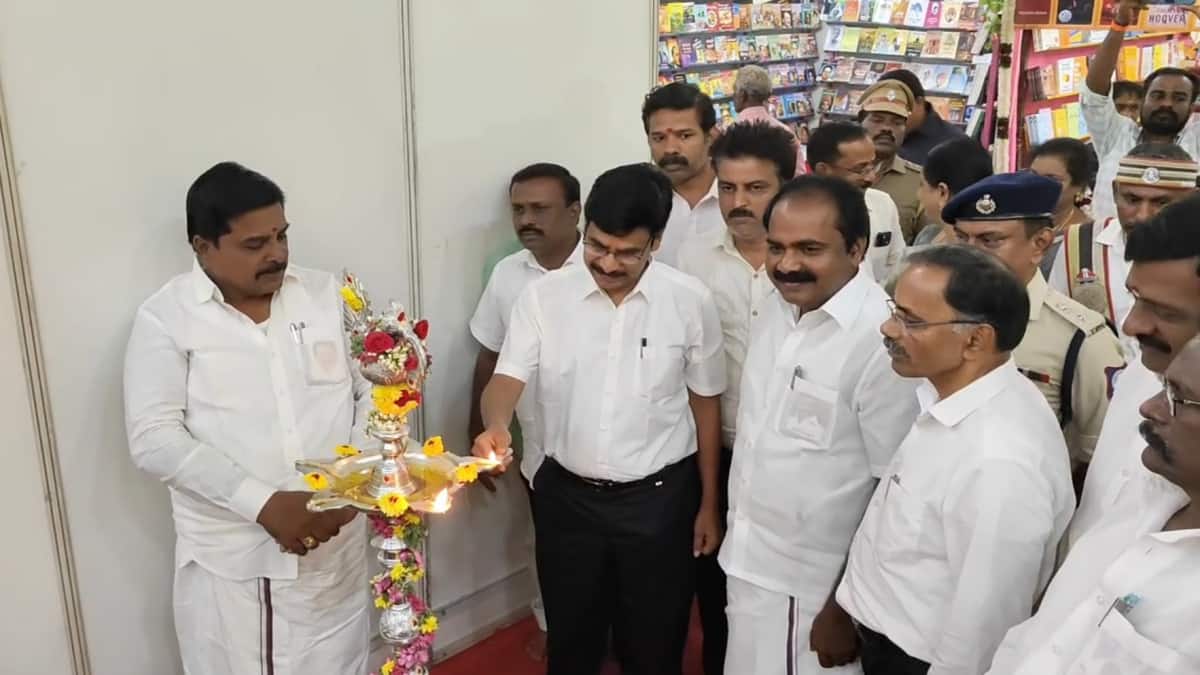 மயிலாடுதுறையில் தொடங்கியது 3 வது புத்தகத் திருவிழா.. கொண்டாட்டத்தில் வாசகர்கள்...!