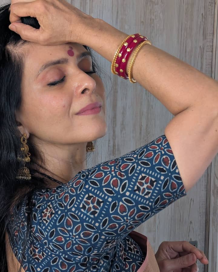 तिचा साडीतीला लूक चाहत्यांचं लक्ष वेधून घेत आहे.