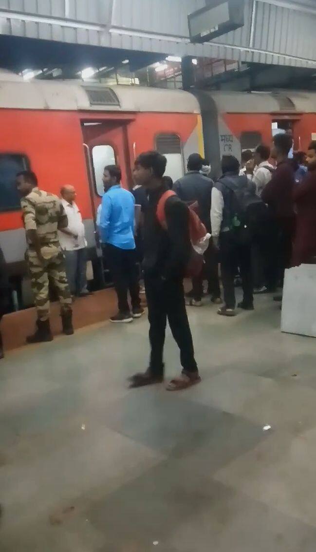 दुरांतो एक्सप्रेसमधील घडलेल्या प्रकारानंतर दुरांतो एक्सप्रेसच पुण्यात काही उशिरा आगमन होण्याची शक्यता आहे.