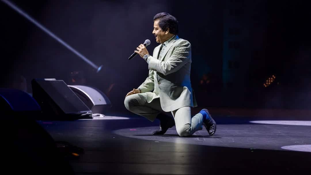 Netizens Slam Udit Narayan For Kissing Female Fans During Live Concert: 'He Is Lethal' Netizens Slam Udit Narayan For Kissing Female Fans During Live Concert: 'He Is Lethal'