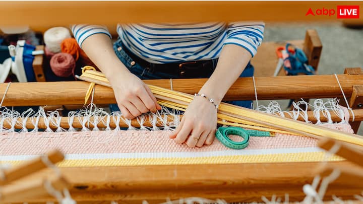 घरेलू कपड़ा उद्योग को बढ़ावा देने के लिए छोटे और मध्यम लूम्स के इंपोर्ट चार्जेज को 7.5 फीसदी से घटाकर जीरो कर दिया गया, जिससे कपड़े सस्ते होंगे.