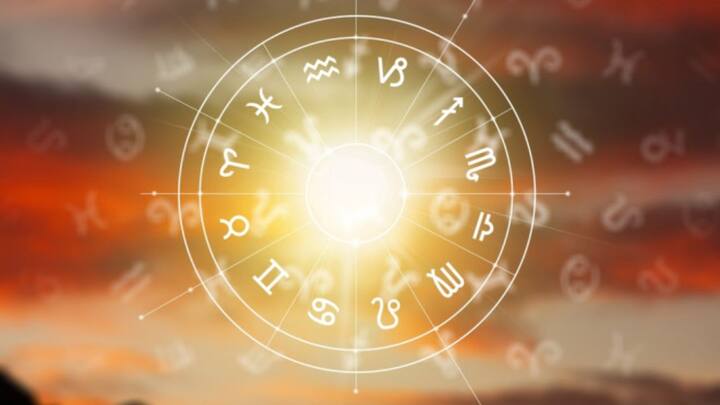 মাসের প্রথম দিকে বৃহস্পতি মার্গী হবে। এর পর বুধ কুম্ভে প্রবেশ করবে। আবার তার পরের দিনই সূর্যও কুম্ভ রাশিতে প্রবেশ করে যাবে। উল্লেখ্য কুম্ভ রাশিতে আগে থেকেই শনি উপস্থিত। অর্থাৎ কুম্ভে দুই শত্রু সূর্য ও শনি মুখোমুখি হবে।