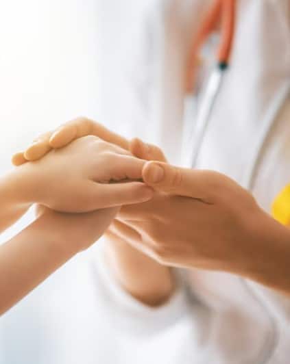 ਪ੍ਰੋਫੈਸਰ ਬਲੈਗਡੇਨ ਕਹਿੰਦੇ ਹਨ ਕਿ ਜੀਐਸਕੇ-ਆਕਸਫੋਰਡ ਕੈਂਸਰ ਇਮਯੂਨੋ-ਪ੍ਰੀਵੈਂਸ਼ਨ ਪ੍ਰੋਗਰਾਮ ਕਈ ਤਕਨੀਕੀ ਤੇ ਵਿਗਿਆਨਕ ਤਰੱਕੀਆਂ 'ਤੇ ਅਧਾਰਤ ਹੈ ਜਿਨ੍ਹਾਂ ਨੇ ਪ੍ਰੀ-ਕੈਂਸਰ ਦੇ ਵਿਰੁੱਧ ਟੀਕੇ ਦੀ ਸੰਭਾਵਨਾ ਨੂੰ ਉਮੀਦ ਦਿੱਤੀ ਹੈ। ਅਸੀਂ ਖੁਸ਼ਕਿਸਮਤ ਹਾਂ ਕਿਉਂਕਿ ਸਾਡੇ ਕੋਲ ਬਹੁਤ ਸਾਰੀਆਂ ਤਕਨੀਕੀ ਸਫਲਤਾਵਾਂ ਹਨ, ਜਿਸ ਦਾ ਮਤਲਬ ਹੈ ਕਿ ਅਸੀਂ ਹੁਣ ਉਨ੍ਹਾਂ ਚੀਜ਼ਾਂ ਦਾ ਪਤਾ ਲਗਾਉਣ ਦੇ ਯੋਗ ਹਾਂ ਜੋ ਆਮ ਤੌਰ 'ਤੇ ਅਣਪਛਾਤੀਆਂ ਰਹਿੰਦੀਆਂ ਸਨ। ਹੁਣ ਤੱਕ ਅਸੀਂ ਇਹ ਪਤਾ ਲਗਾਉਣ ਦੇ ਯੋਗ ਹੋਏ ਹਾਂ ਕਿ ਸੈੱਲਾਂ ਵਿੱਚ ਕਿਹੜੀਆਂ ਵਿਸ਼ੇਸ਼ਤਾਵਾਂ ਹਨ ਜੋ ਕੈਂਸਰ ਦਾ ਕਾਰਨ ਬਣਦੀਆਂ ਹਨ। ਇਸ ਲਈ ਅਸੀਂ ਉਸ ਦਿਸ਼ਾ ਵਿੱਚ ਵਿਸ਼ੇਸ਼ ਤੌਰ 'ਤੇ ਨਿਸ਼ਾਨਾ ਬਣਾਇਆ ਗਿਆ ਇੱਕ ਟੀਕਾ ਤਿਆਰ ਕਰਕੇ ਇਸ ਨੂੰ ਰੋਕ ਸਕਦੇ ਹਾਂ।