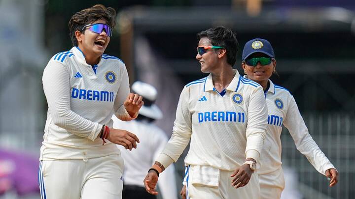 भारतीय महिला क्रिकेट टीम की खिलाड़ी दीप्ति शर्मा कई मौकों पर शानदार प्रदर्शन कर चुकी हैं. दीप्ति को हाल ही में एक नई जिम्मेदारी मिली है. वे यूपी पुलिस में डीएसपी बन गई हैं.