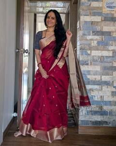 Aishwarya Narkar: अभिनेत्री ऐश्वर्या नारकरचा मनमोहक अंदाज; साडीत दिसतेय खास!