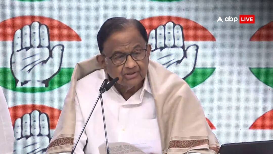 congress leader p chidambaram faints due to heat at the sabarmati ashram and is rushed to hospital CWC ની બેઠક દરમિયાન પૂર્વ ગૃહમંત્રી પી ચિદમ્બરમની તબીયત લથડી, હોસ્પિટલમાં દાખલ