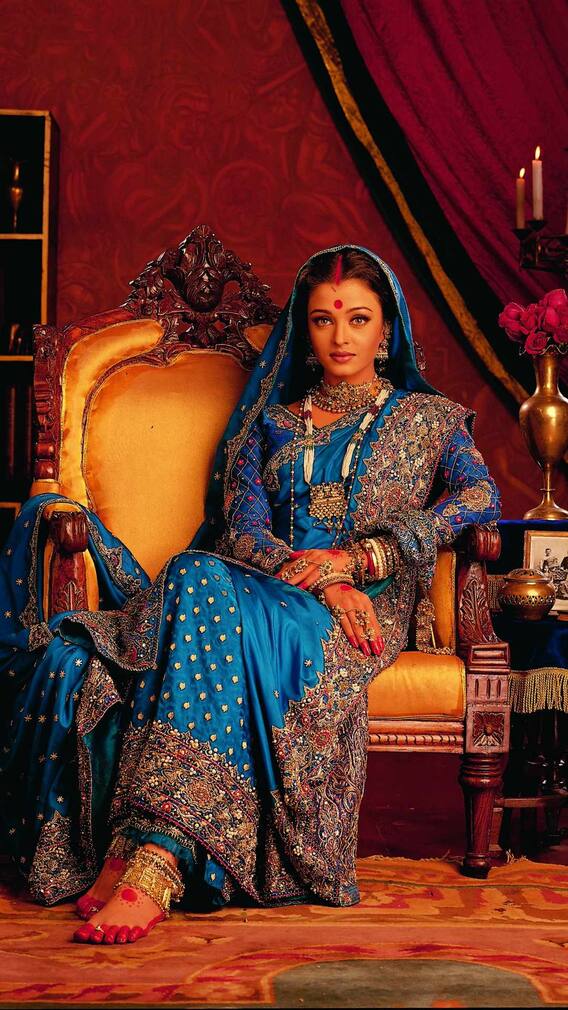 फिल्मों में पहने जाने वाले कपड़ों का आखिर क्या करते हैं मेकर्स?