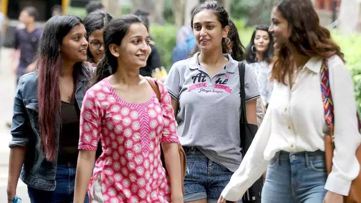 यह स्कीम भारत में डॉक्टरेट रिसर्च करने वाले होनहार छात्रों को प्रोत्साहन देगी. पीएचडी अध्ययन के दौरान रिसर्च में छात्रों को इस योजना के तहत आर्थिक सहायता दी जाएगी. वित्त मंत्री ने बताया अगले 5 सालों में कुल 10,000 पीएम रिसर्च फैलोशिप जारी की जाएंगी.