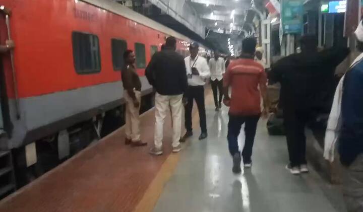 रेल्वेतील मनोरुग्ण महिलेमुळे दुरांतो एक्सप्रेस जवळपास 20 ते 30 मिनिटं अकोला रेल्वे स्थानकावर थांबलेली होती. त्यामुळे रेल्वेतील प्रवाशांना नाहक त्रास सहन करावा लागला.