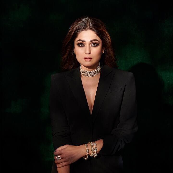 शमिता शेट्टी ने अपना बॉलीवुड डेब्यू सुपरस्टार शाहरुख खान की फिल्म 'मोहब्बतें' से शुरू किया था. जो साल 2000 में रिलीज हुई थी और बॉक्स ऑफिस पर ब्लॉकबस्टर हिट साबित हुई थी.