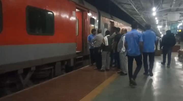 दुरांतो एक्स्प्रेसमध्ये मध्यरात्री गोंधळ उडाल्याचं पाहायला मिळालं. एक मनोरुग्ण महिला नग्न अवस्थेत दुरांतो एक्स्प्रेसमध्ये फिरत असताना दिसून आली. त्यामुळे प्रवाशांमध्ये प्रचंड गोंधळ उडाला होता. नागपूर पुणे दुरांतो एक्सप्रेसमधील हा प्रकार आहे.