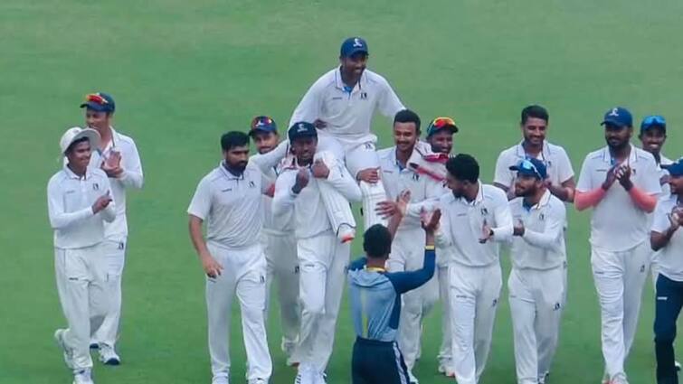 कंघी इकट्ठा करने के बाद, अन्य खिलाड़ियों ने व्रोधिमन साहा को सम्मानित किया, बंगाल के लिए आखिरी गेम खेला