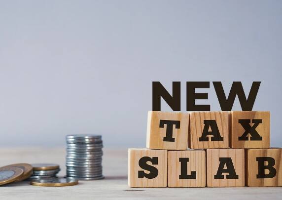 ਟੈਕਸ ਸਲੈਬ ਵਿੱਚ ਵੱਡਾ ਬਦਲਾਅ ਵਿੱਤ ਮੰਤਰੀ ਨੇ ਆਪਣੇ ਭਾਸ਼ਣ ਵਿੱਚ ਪੁਰਾਣੀ ਟੈਕਸ ਪ੍ਰਣਾਲੀ ਨੂੰ ਬਰਕਰਾਰ ਰੱਖਦੇ ਹੋਏ ਨਵੀਂ ਟੈਕਸ ਪ੍ਰਣਾਲੀ ਵਿੱਚ ਬਦਲਾਅ ਦਾ ਐਲਾਨ ਕੀਤਾ ਹੈ। ਵਿੱਤ ਮੰਤਰੀ ਨੇ ਟੈਕਸ ਸਲੈਬਾਂ ਵਿੱਚ ਬਦਲਾਅ ਕੀਤਾ।