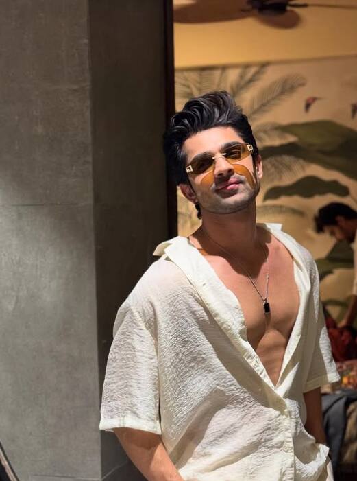 बिग बॉस के कंटेस्टेंट रहे अभिषेक कुमार भी आलीशान जिंदगी जीते हैं. उनके पास कई महंगी कारें हैं. हाल ही में उन्होंने 71 लाख रुपये की एक गाड़ी खरीदी थी.