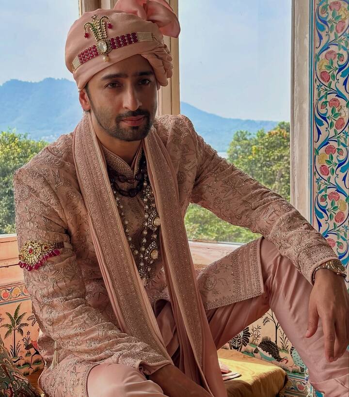 दरअसल शाहीर शेख ने अपने इंस्टाग्राम अकाउंट पर कुछ तस्वीरें शेयर की हैं. जिसमें एक्टर दूल्हा बने हुए मंडप में अपनी दुल्हन का वेट करते दिखे.