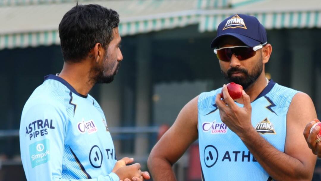 Mohammed Shami bid farewell to Indian wicket keeper batter Wriddhiman Saha after his last match watch भारत-इंग्लैंड टी20 सीरीज के बीच मोहम्मद शमी ने अचानक कर दिया 'फेयरवेल' का एलान, पोस्ट ने किया हैरान