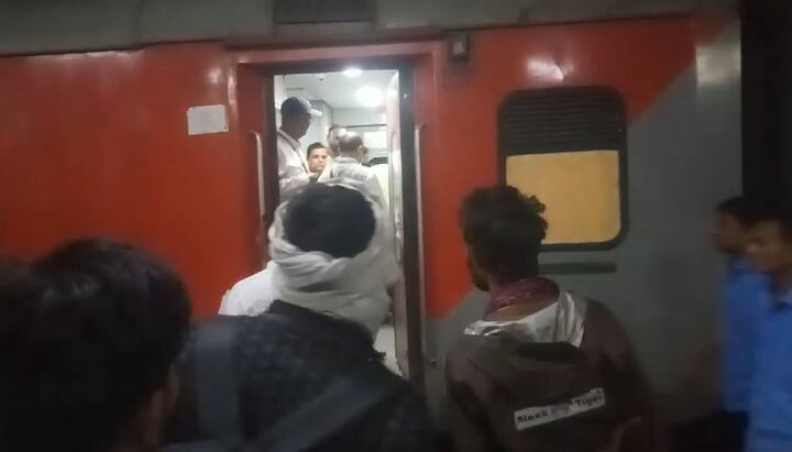 मध्यरात्रीनंतर दुरांतो एक्सप्रेसमध्ये मनोरुग्ण महिला नग्न अवस्थेत दिसून आल्याने रेल्वे 20 मिनिट अकोला स्थानकावर थांबलेली होती.