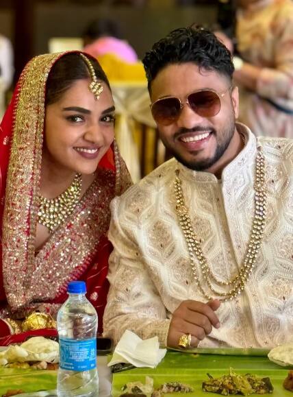 इस फोटो में न्यूली मैरिड कपल शादी के बाद खाना एंजॉय करते दिख रहे हैं. दोनों कैमरे के लिए स्माइल के साथ पोज देते दिख रहे हैं.