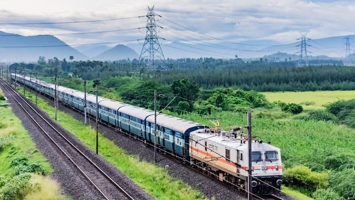 रेल्वे सुरक्षेसाठी 1 लाख 14 कोटींची भरीव गुंतवणूक असून रेल्वेचे यावर्षी संपूर्ण विद्युतीकरणाचे लक्ष आहे, त्यातून 1.6 बिलियन टन कार्बन उत्सर्जन कमी करण्याचे उद्दिष्टही रेल्वे ठेवले आहे.