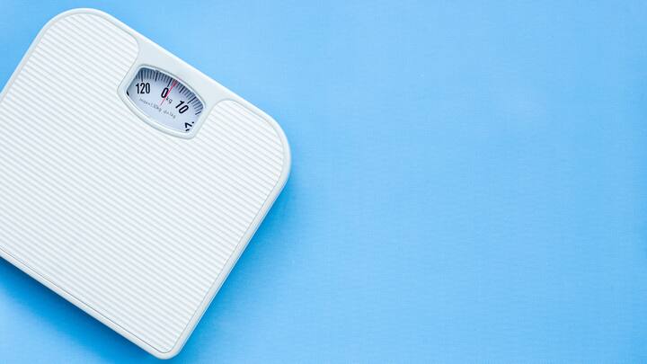 Maintain Weight: Rich in high protein and fibre, foxnuts reduce cravings, regulate appetite, and promote fullness that aid weight loss. (Image Source: Canva)