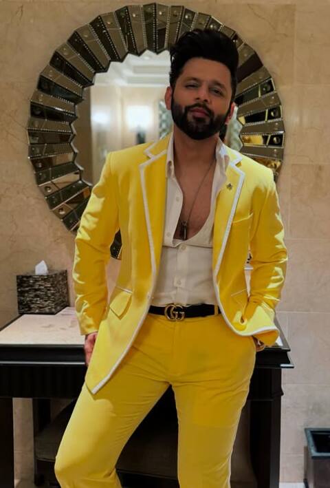 राहुल वैद्य ने लाफ्टर शेफ के शूट के दौरान पैप्स से बात करते हुए अपनी 80 लाख की घड़ी फ्लॉन्ट की थी. सिंगर काफी लैविश लाइफ जीते हैं.