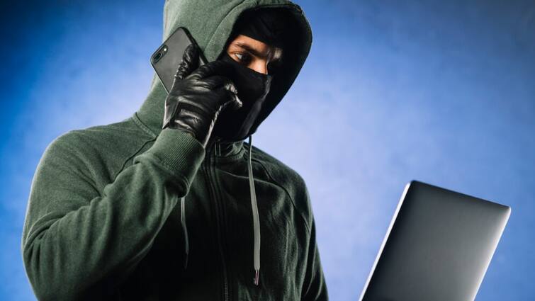 police crackdown on dk boss gang who duped off 12 crore from 3000 mobile users YouTube और ChatGPT से सीखकर बनाते थे नकली Apps, 3,000 लोगों को लगा चुके चूना, पुलिस ने किया भंडाफोड़