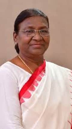 राष्ट्रपती ने मीठा खिलाकर वित्त मंत्री को दी शुभकामनाएं | ABP SHORTS