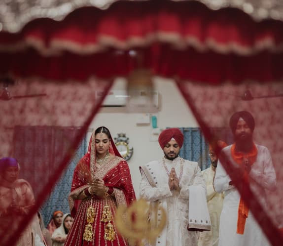इस तस्वीर में रफ्तार और मनराज गुरुद्वारे में हाथ जोड़े खड़े हुए दिख रहे हैं.