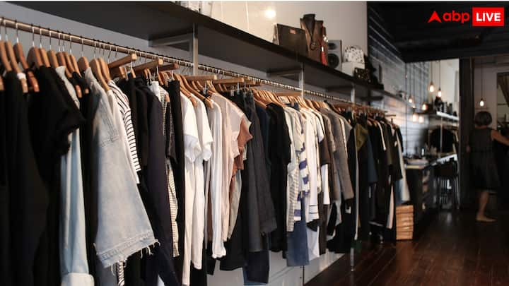 ये चीजें महंगी हुई हैं. तैयार कपड़ों के आयात पर शुल्क 20 फीसदी या 115 रुपये प्रति किलोग्राम (जो भी अधिक हो) कर दिया गया, जिससे कपड़े महंगे होंगे. इसके अलावा, इंटरएक्टिव फ्लैट पैनल डिस्प्ले पर कस्टम ड्यूटी 10 फीसदी से बढ़ाकर 20 फीसदी कर दी गई, जिससे इनके दाम बढ़ेंगे.