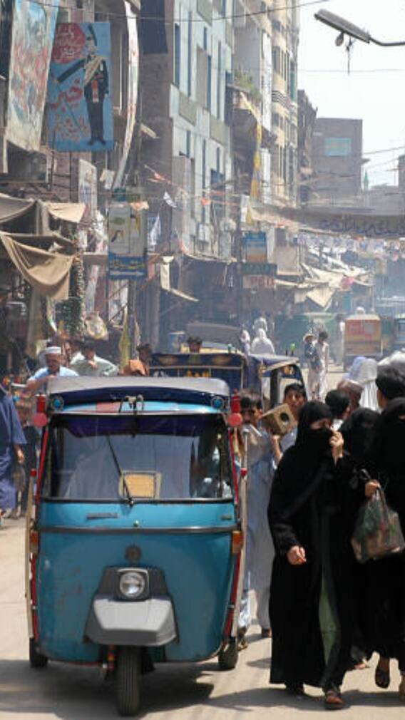भारत के मुकाबले पड़ोसी मुल्क पाकिस्तान में कितनी कमाई पर लगता है टैक्स, जानें