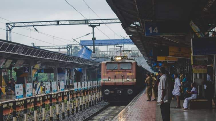 Indian railways releases superapp named swarail to offer all services at one platform Indian Railways ले आई SuperApp, एक जगह ही मिलेंगी सारी सर्विसेस, यूज करना है आसान