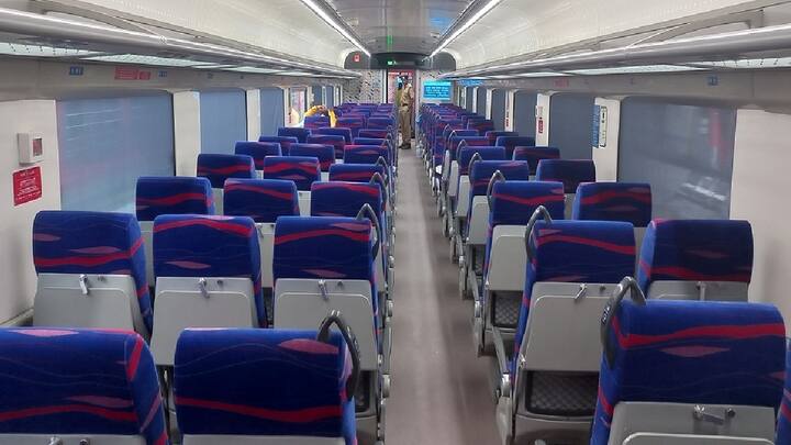 महाराष्ट्रातील एमयुटीपी-3 प्रकल्पासाठी 1465 कोटी 33 लाख रुपयांचा निधी मिळाला आहे. पुणे मेट्रोसाठी 837 कोटींची तरतूद करण्यात आली आहे. मुंबईतील प्रकल्पांसाठी 511.48 कोटींची तरतूद केली आहे.