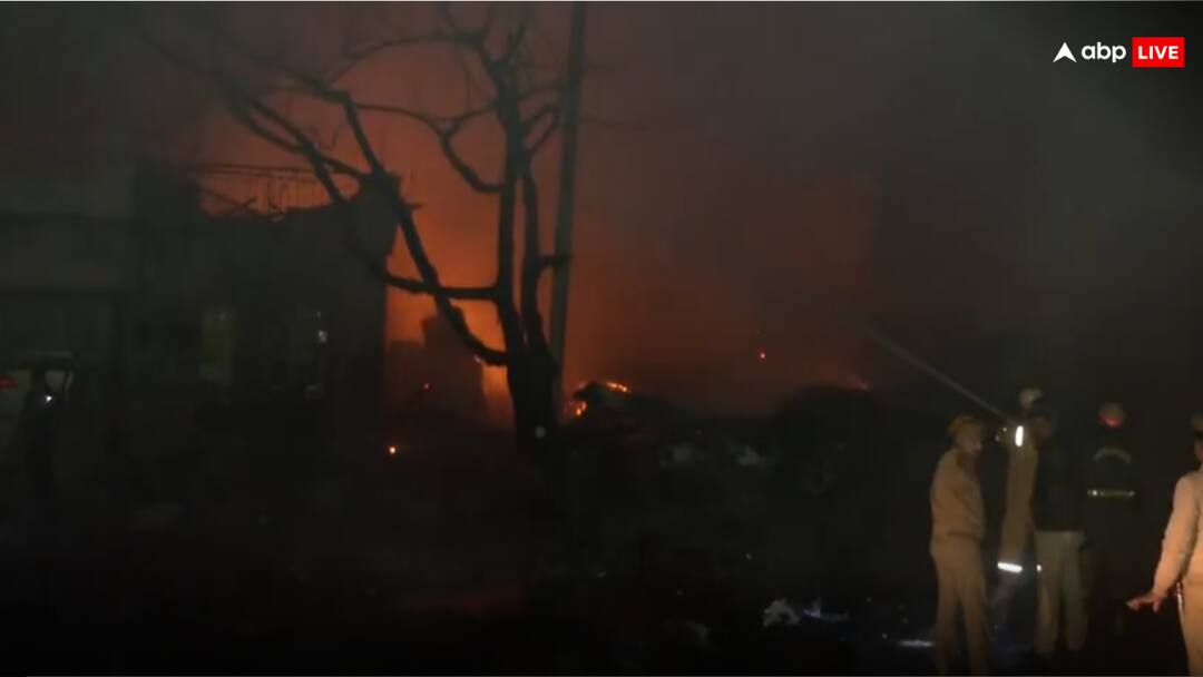 Ghaziabad Bhopura Chowk massive fire broke out and Blast in truck loaded with gas cylinders गाजियाबाद: गैस सिलेंडर से भरे ट्रक में भीषण आग लगी, 2-3 KM दूर तक सुनी गई ब्लास्ट की आवाज
